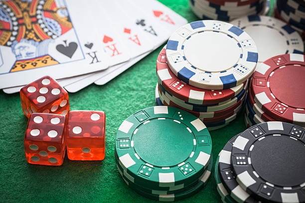Live dealer managing Dragon Tiger cards in real time on sbomax